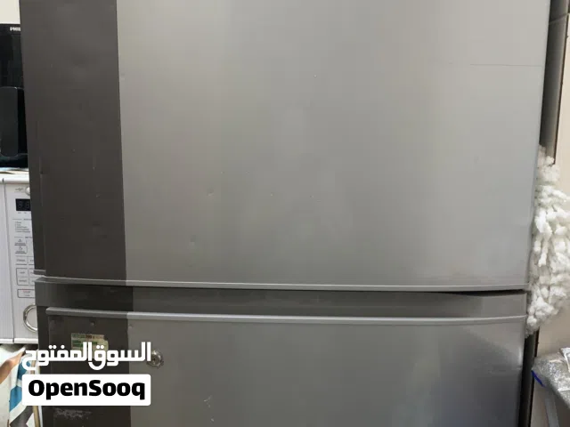 ثلاجه متسوبيشي كبيره استخدام نظيف لا يوجد بها اي عطل البيع لعدم وجود مكان