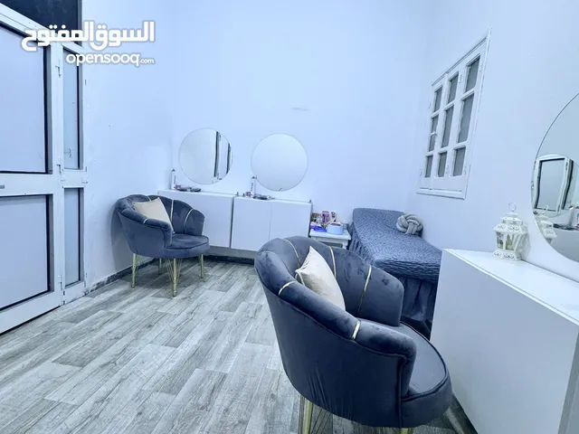 مزين ايجار مجهز يخدم وبي زباينه الله يبارك تخشي تخدمي طوول قرجي 1300مقدم تلاته شهور