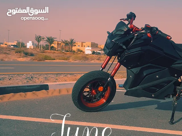 سكوتر سريع جدا سرعته جير 3 يمشي100كم جير 2 73 كم في sport وفي drive سكوتر 2025