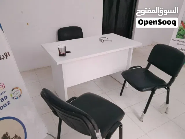 طاولات مكتبية مع كراسى
