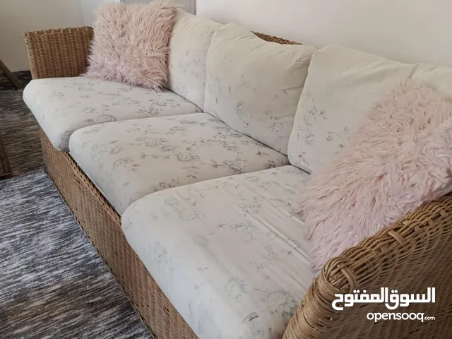 طقم كنب ثلاثية وثنائية ومفردتين ثلاث طاولات سيكوريت وسط كبيرة وجانبيات الطقم بحالة جيدة