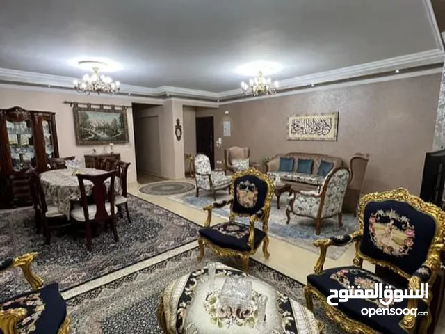 للبيع بالدريسنج والمطبخ شقة 220 متر لقطة في النرجس عمارات بجوار مسجد المصطفي ومدارس MSA