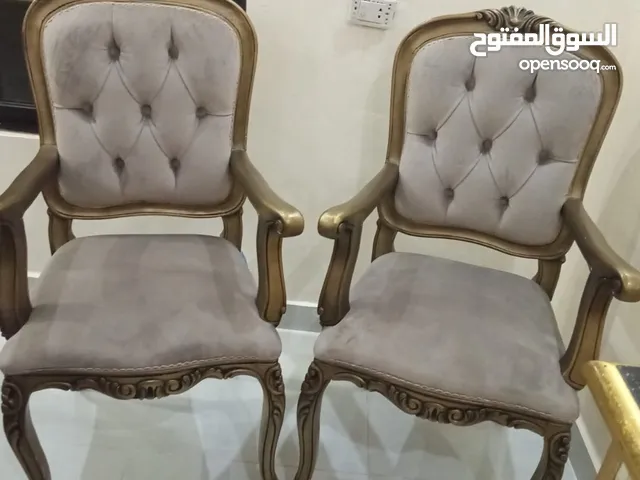 كرسي خشب "زان" منجد جديد مش مقعود عليه ابدا نظيف جداا و حالتو ممتازه