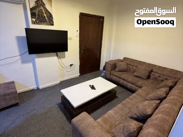 شقه مفروشه اثاث شبه جديد قرب مجمع عمان الجديد مكيفه للطلاب