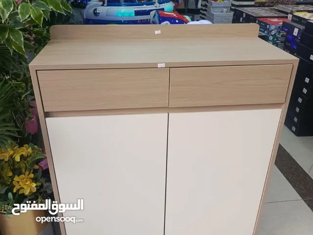 خزانة مودرن بستايل أوروبي راقـي  تصميم خشبي راقي بلون بيج فاتح مع أبواب سادة بلون سكري أنيق