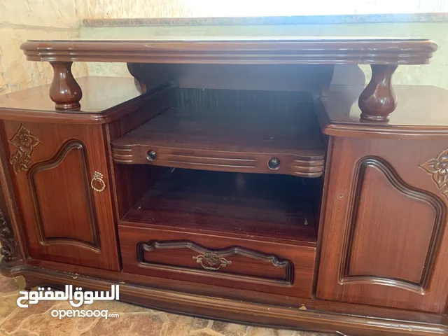 خزانه صغيره وطاوله ومرأه معتقه