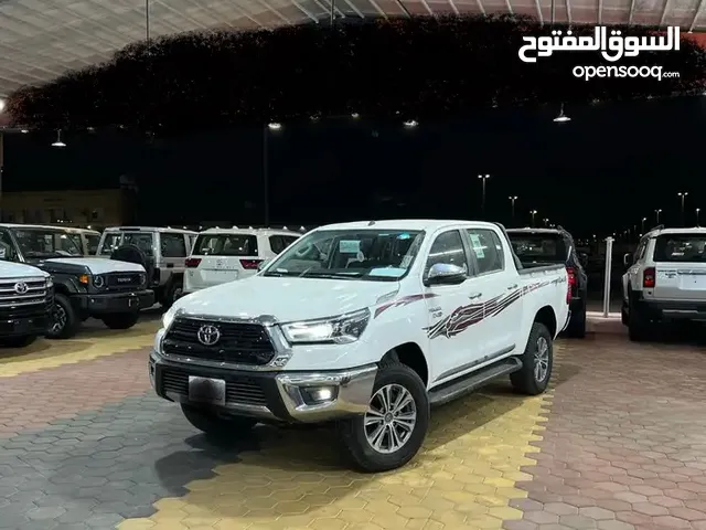 تويوتا هايلكس S-GLX اعلى المواصفات باللون الابيض المميز 2024