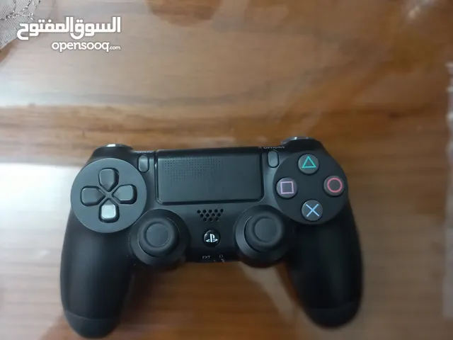 دراع بلاستيشن 4 مستعمل شهر ولكن جودته عاليه ويتسم بسعره الرخيص جدآ وذلك ما يميزه