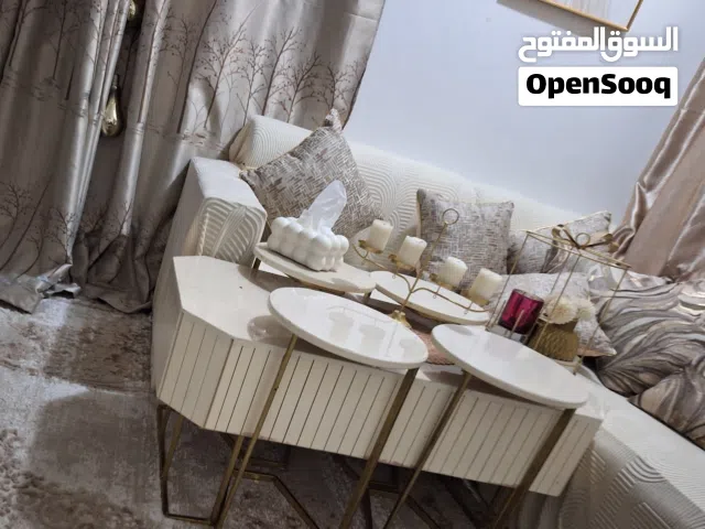 طاولة  متوسطة وسط الصالة