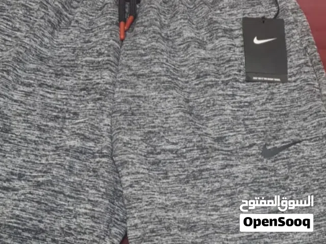 شورت اسود مقاس ميديوم بحالة ممتازة