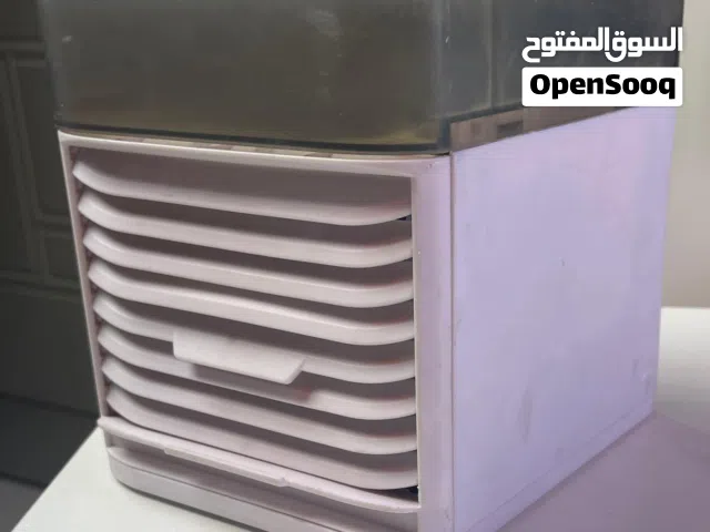 مبرد هواء صغير (Air Cooler)  مستعمل – شغال   حجم صغير ومناسب للمكتب أو الغرفة  يشتغل على الماء