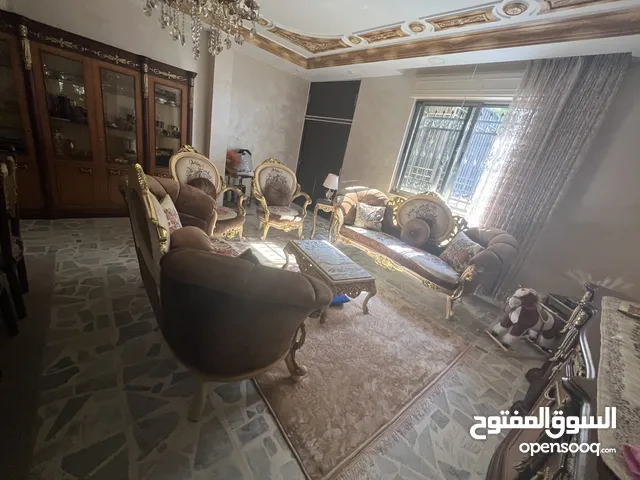 طقم كنب غرفة ضيوف مع طاولة سفرة مصري
