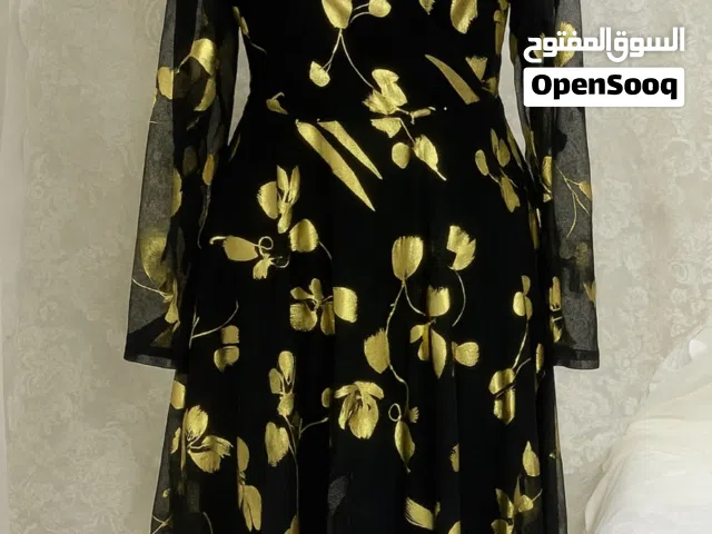 فستان اسود مطعم بذهبي قصير جوه الركبه نازك باللبس كلش حلو للأستفسار المراسله خاص او ع الرقم الموجود