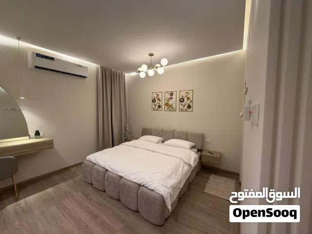 شقة بنظام فندقي جديدة وراقية الصفة الثانية من كورنيش صحار وسط المدينة ووسط جميع الخدمات