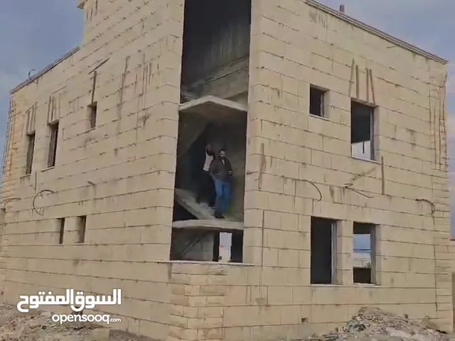فيلة للبيع مساحة 220 متر كل طابق البناء طابقين +بركة سباحة خاصة (10متر طول+8متر عرض+2متر ارتفاع)