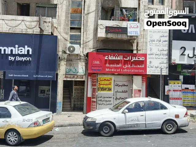 للبيع محل تجاري معرض ارضي في الوحدات شارع مادبا اول نزول حراج السيارات بجانب امنيه مقابل بنك العربي