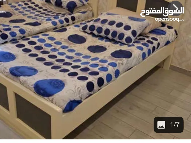 سرير مفرد بحاله ممتازه بالاغطيه وشريف full size single bed