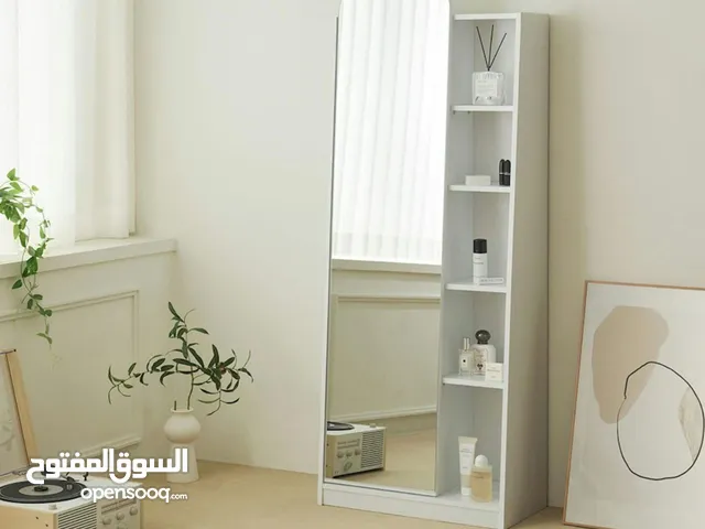 مرآة مع خزائن و رفوف