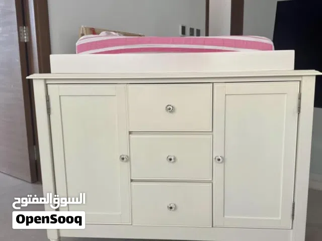 طاولة غيار أطفال فخمة ونظيفة جداً بحالة ممتازه من ماركة بوتري بارن بحاله جيده جدا للبيع