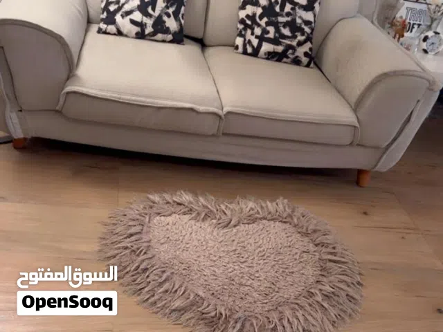 كنبه لشخصين وكنبه ل 3 اشخاص وكرسي كبير الطقم مريح جدا خشب زان وفي ميزة فك الفرش وغسله الطقم براند
