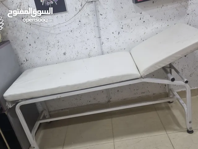 سرير طبي مستعمل للبيع حجم كبير يصلح لصالونات التجميل وعيادات الليزر