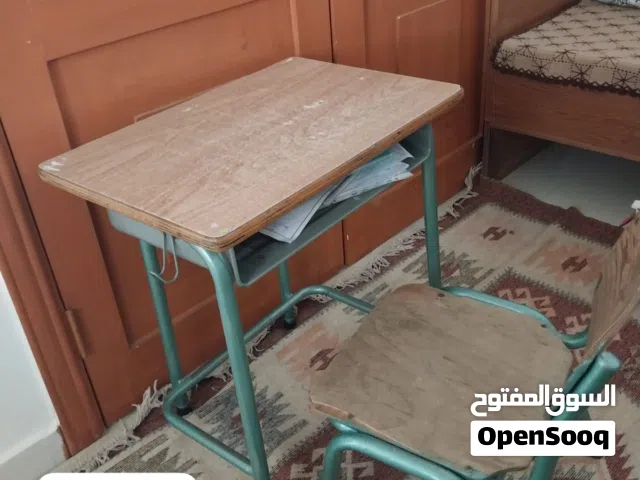 طاوله مكتب صغيره مع كرسي  تستعمل للاكبار والصغار