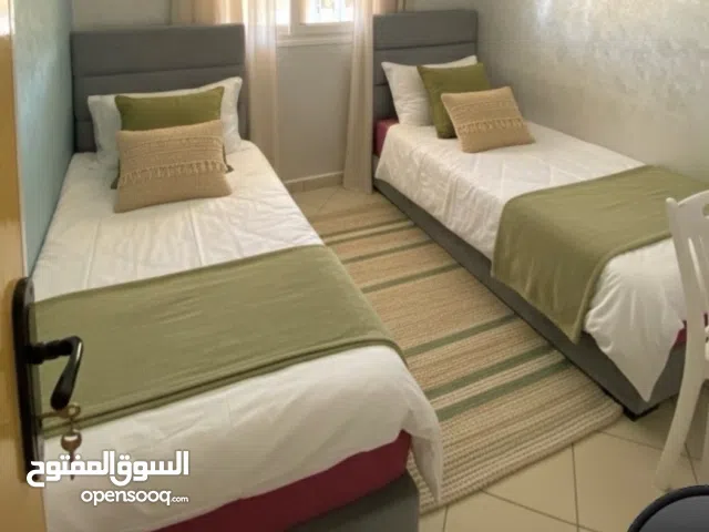 سرير 190×90 مع مرتبة بحالة جيدة