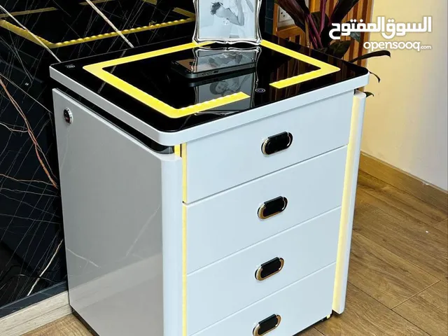 الكوميدينا الذكية مع الخزنة قطعة أثاث بتجمع بين الفخامةوالراحة والتكنولوجيا الحديثة ومناسبة لأي غرفة