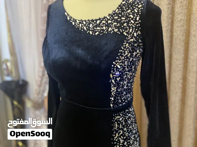 فستان اسود بمناسبة