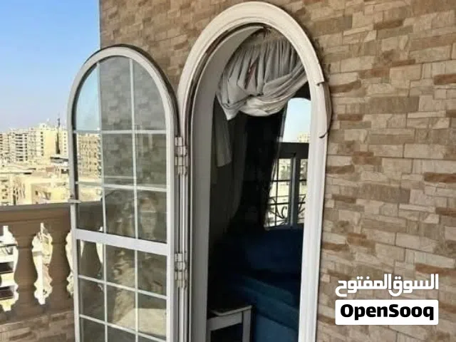 شقة في المريوطية 140متر بنص التمن خطوة للممشى السياحي وتاون فالي 3غرف نوم ورسيبشن ومطبخ وحمام وبلكون