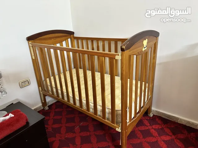 تخت بيبي خشب شبه جديد مع فرشة