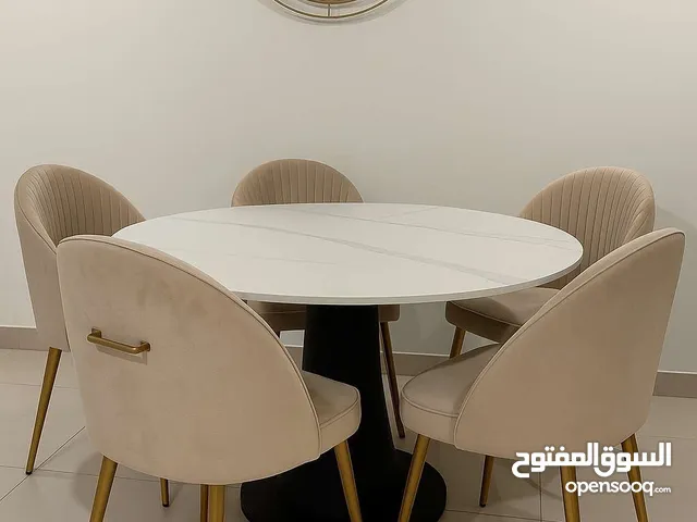 طاولة طعام و الكراسي. Dining table and chairs