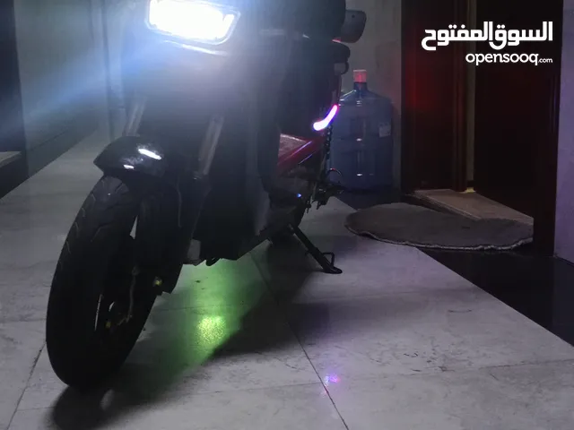 سكوتر كهربائي أسود، بطارية قوية، كفرات تيوبلس (Tubeless)، أنوار LED، شاحن أصلي، نظيف وسريع.