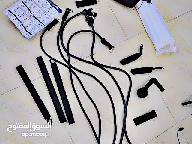 مجموعة حبال مقاومة (Resistance Bands Set)، تجي كاملة مع مقابض، أربطة للأقدام، أداة تثبيت للباب، وبار