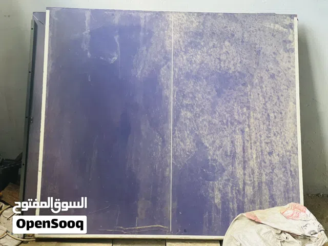 منضدة متروكة اي غراض ما وياهة بس طاولة