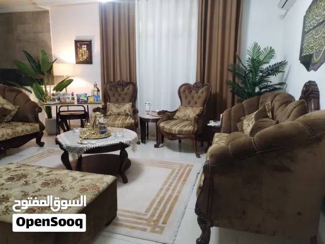 طقم كنب سبع مقاعد مع ثلاث طاولات زجاج والستاره