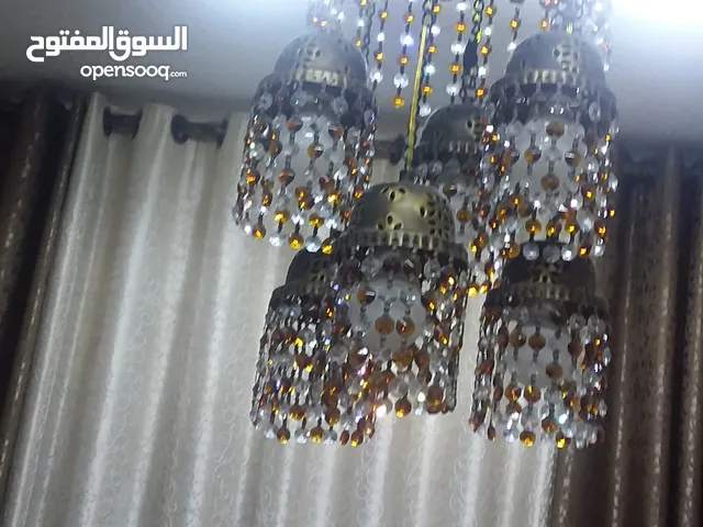 ثريا كرستال لون عسلي وابيض مكونه من سبع لمبات اضاءه ممتازه بسعر مغري