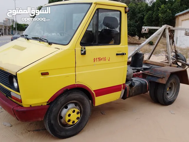 Hook Lift Iveco 2004 in Tripoli