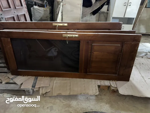 باب خشبي للحمام بحالة ممتازة
