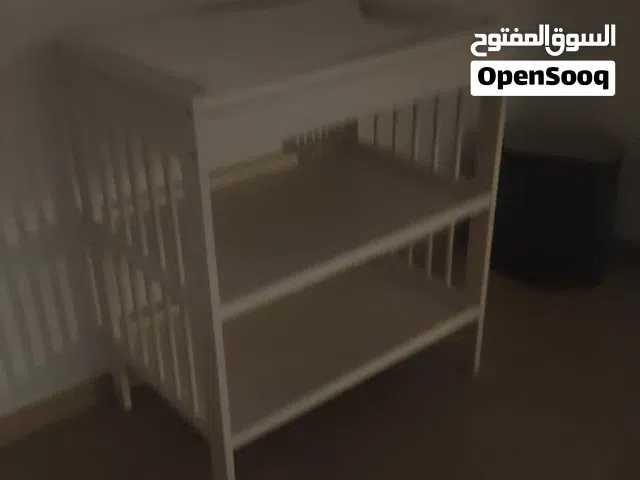 كبت رفوف مستخدم فقط 5 اشهر مع سرير اطفال مع دوشق