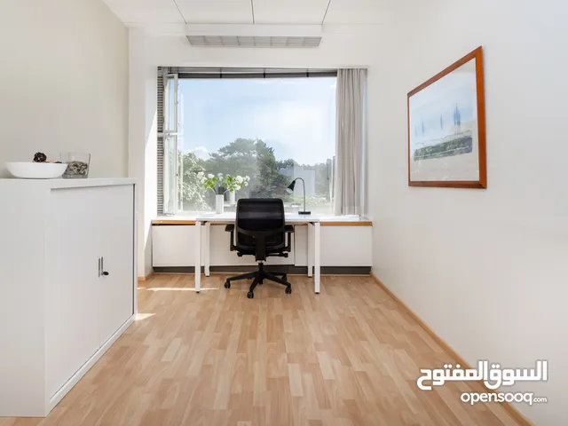 Private office space for 1 person in DUQM, Squadra