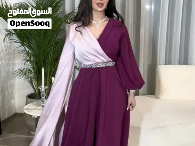 فستان ملكي يخطف الأنظار