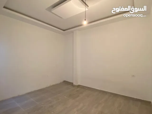منزل ارضي جديد مستقل خلف جامعة ناصر يوجد فيه مكيف ومطبخ. المنزل جديد مستقل
