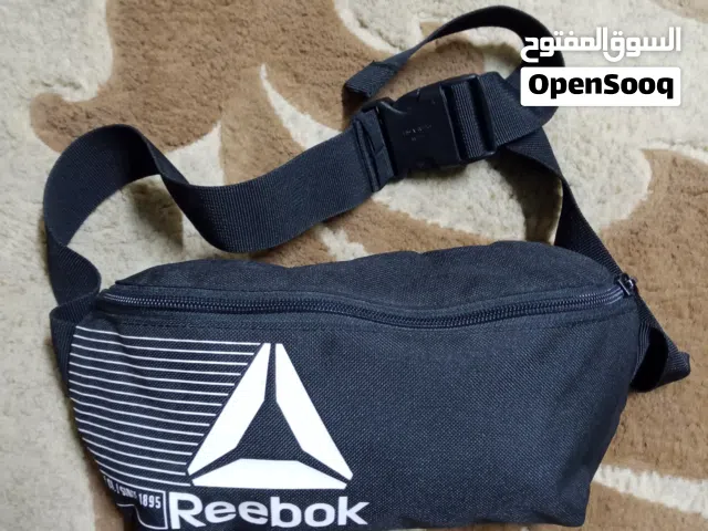 شنطة وحقيبة خصر قماشية من العلامة Reebok ريبوك بحزام تثبيت على الخصر مصنوعة من القماش بحالة الجديده