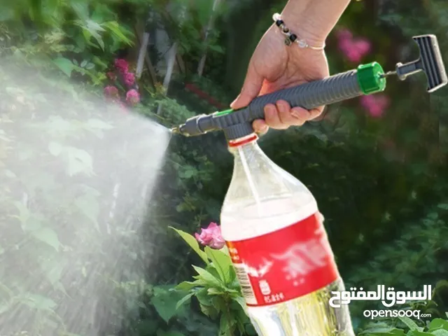 هذا بخاخ يدوي عملي يُركَّب على قارورة بلاستيكية (مثل قوارير المياه الغازية)، يُستخدم للري أو التنظيف