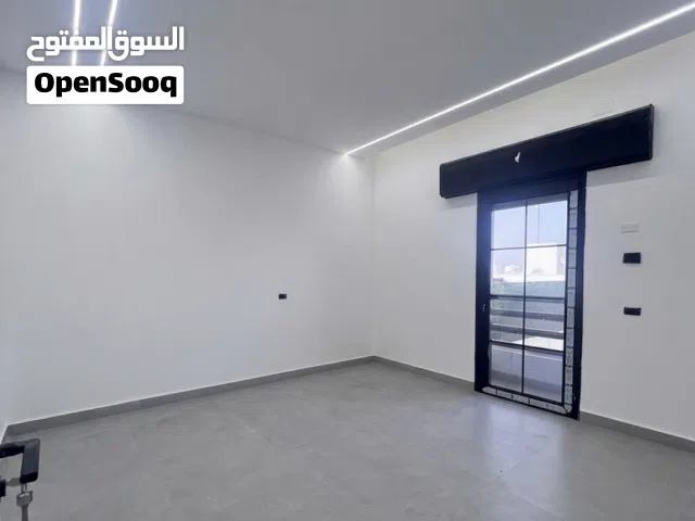شقة للايجار فاخرة vip تشطيب حديث غير مسكونة في طريق الشوك خلف الحياة مول يتوفر مصعد وباركينج وغفير