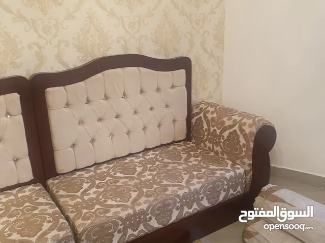 جلسة عربية استعمال نظيف جداً لاتوجد عيوب ولكن بدن الفراشات صالون فقط مع طاولة وسكة ستار خشب محفور