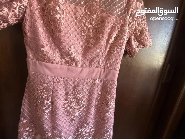 فستان دانتيل قصير ومميز وجميل جدا بلبس جديد غير مستعمل دانتيل اصلي مبطن ببطانه زهريه Girls and fim