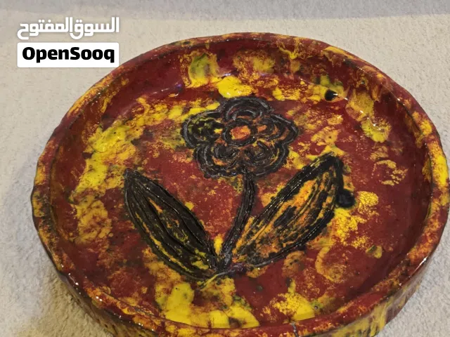 لوحة فنية نادرة.. طبق فخار يدوي عتيق (Vintage) بتصميم ريفي ساحر