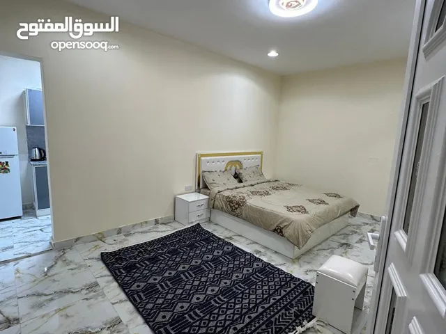 للإيجار غرفه و صاله مفروشة vip مدخل خاص في منطقة الصاروج الشبحات